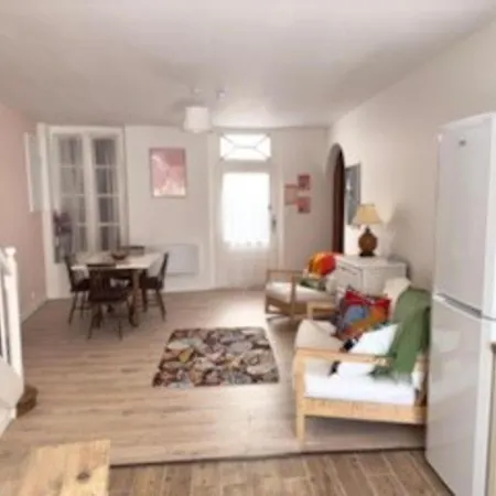 3bed House- Sleeps 6 - Pool Garden Pets Parking