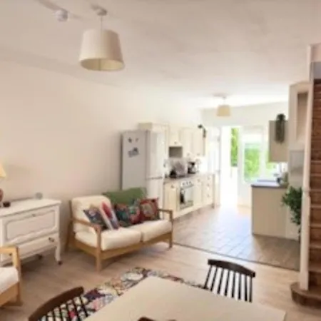 Vakantiehuis 3bed House- Sleeps 6 - Pool Garden Pets Parking *