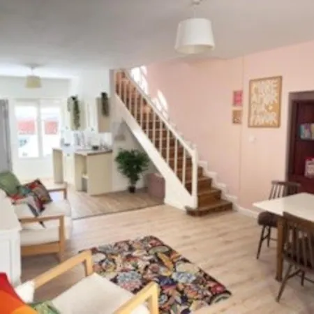 3bed House- Sleeps 6 - Pool Garden Pets Parking