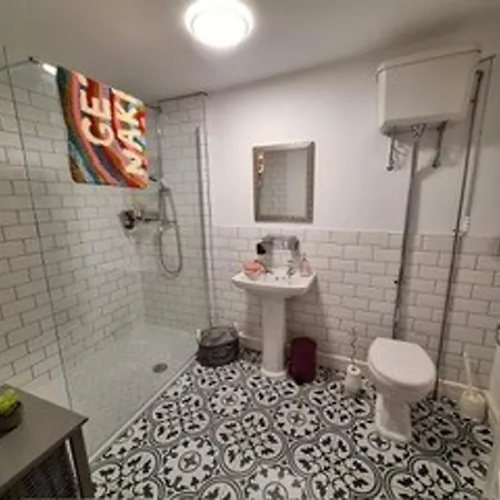 Vakantiehuis 3bed House- Sleeps 6 - Pool Garden Pets Parking *